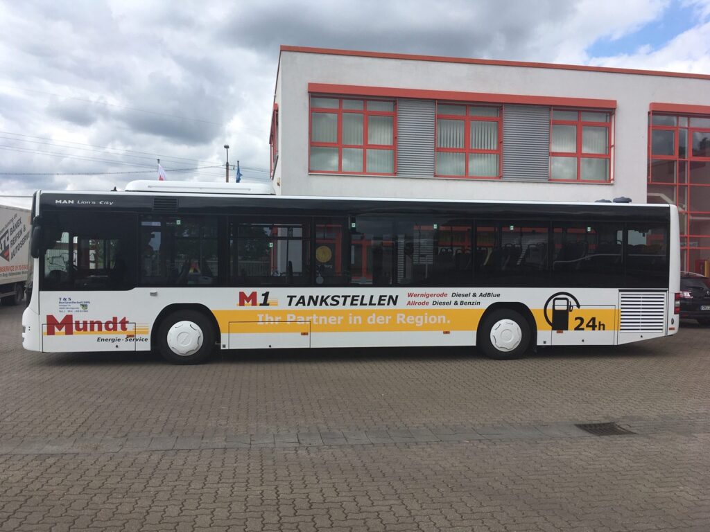 Bus mit Werbebeschriftung für Mundt Tankstellen