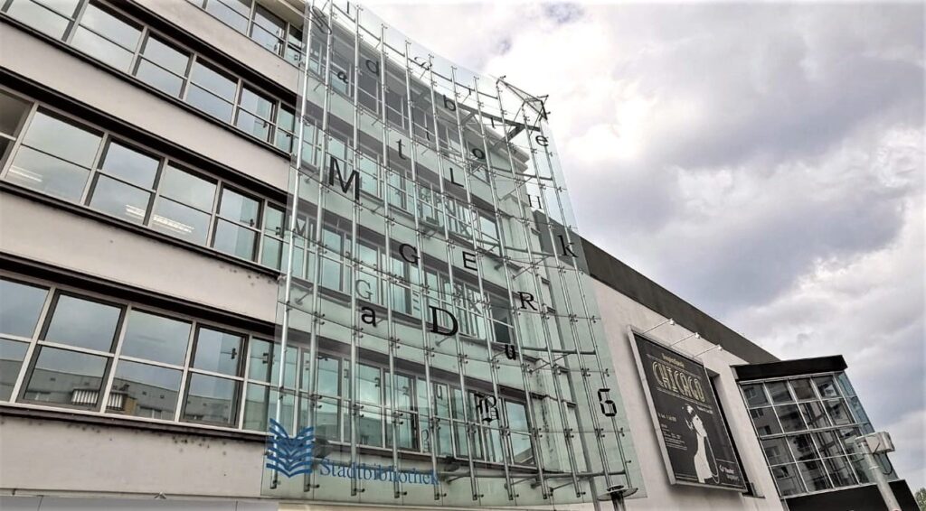 Fassadenbeklebung an der Stadtbibliothek Magdeburg
